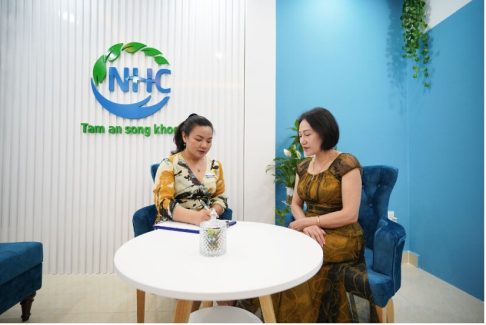 Chuyên gia tâm lý, Master Coach Ông Thục Bảo tham vấn cho khách hàng.