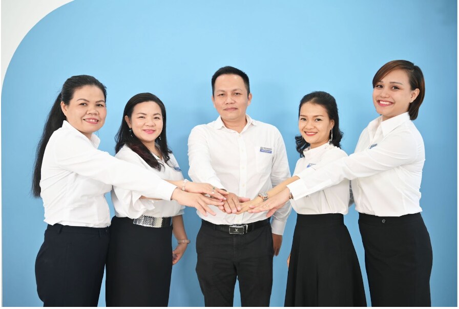 Chuyên gia tâm lý Ông Thục Bảo cùng các đồng nghiệp tại Trung tâm Tâm lý trị liệu NHC Việt Nam cơ sở TP Hồ Chí Minh.