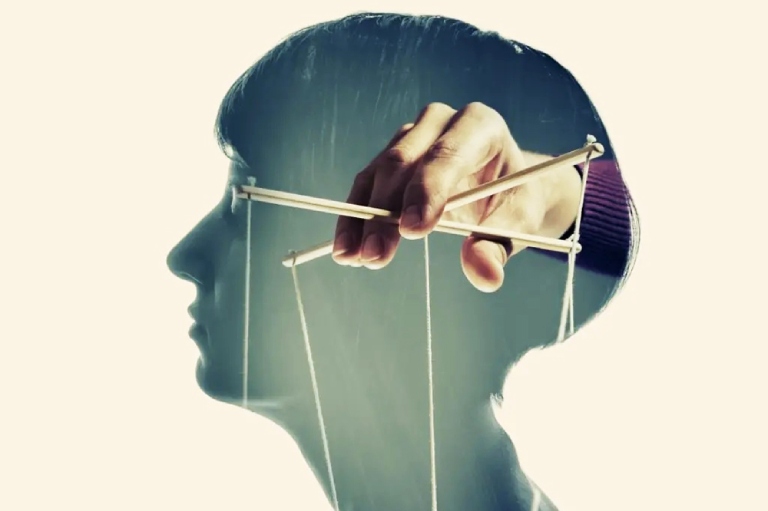 Thao túng tâm lý là gì