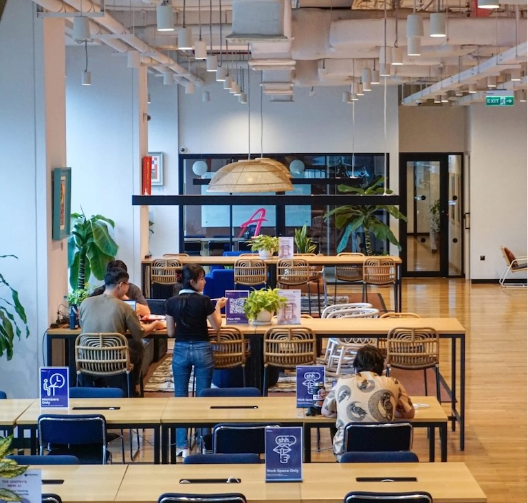 Không gian làm việc sang trọng, hiện đại của The Sentry.