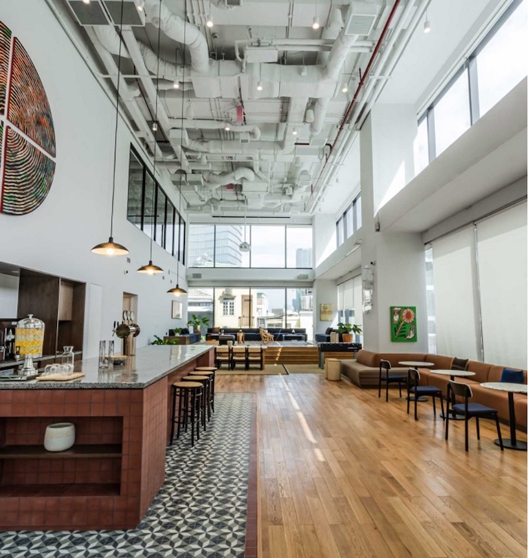 Không gian làm việc sang trọng, hiện đại của The Sentry.