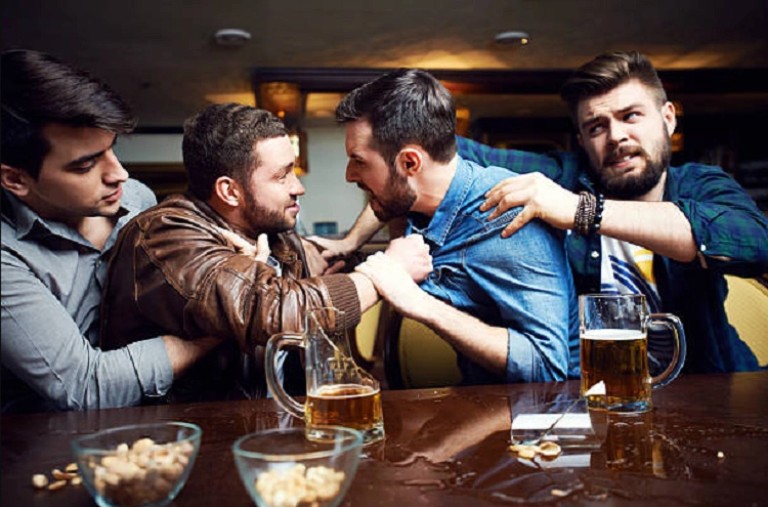 Biểu hiện phổ biến của tâm lý đàn ông khi say rượu