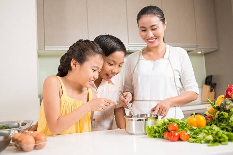 cha mẹ nên làm gì khi con tự nhốt mình trong phòng